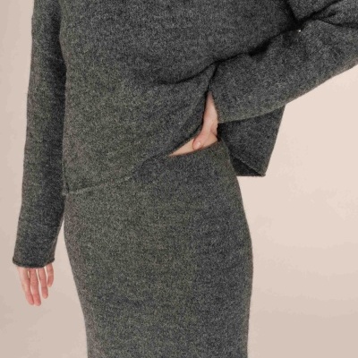 Conjunto cinza de camisola e saia justa de malha felpuda
