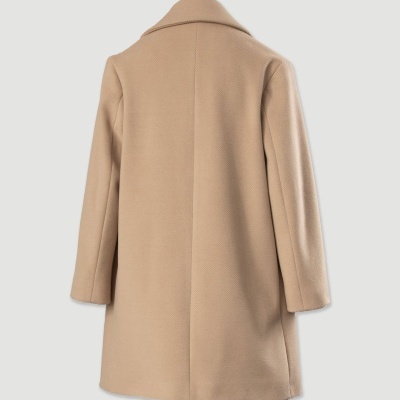 Casaco feminino bege de lã visto de trás com gola larga e mangas compridas