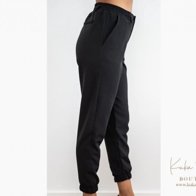 Calças pretas compridas com elásticos no tornozelo e cintura