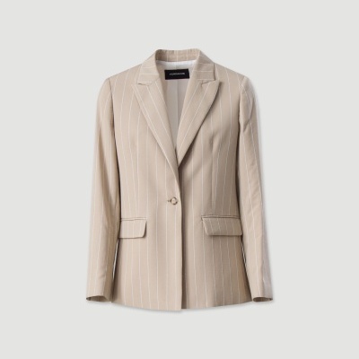 Blazer bege claro com riscas finas brancas verticais e um botão no centro