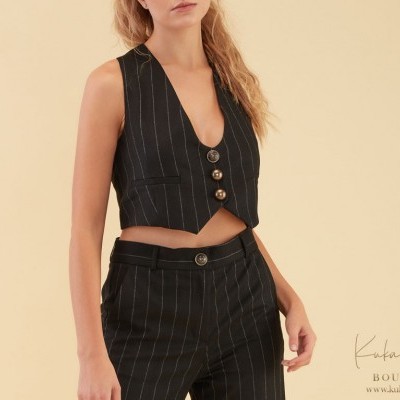 Conjunto feminino preto com riscas finas brancas composto por colete com botões e calças com cinto