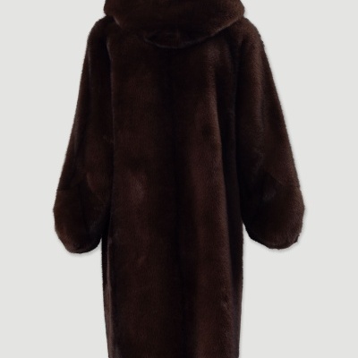 Casaco comprido de pelo sintético castanho escuro com capuz visto de costas