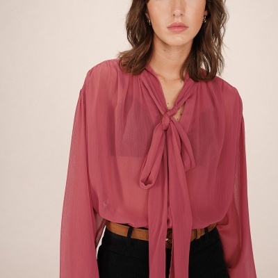 Blusa feminina rosa com laço frontal e manga comprida
