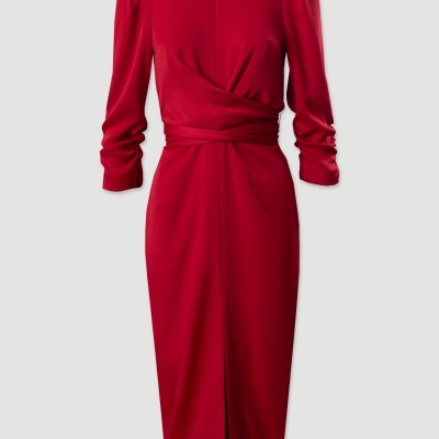 Vestido midi vermelho com mangas compridas e cintura marcada