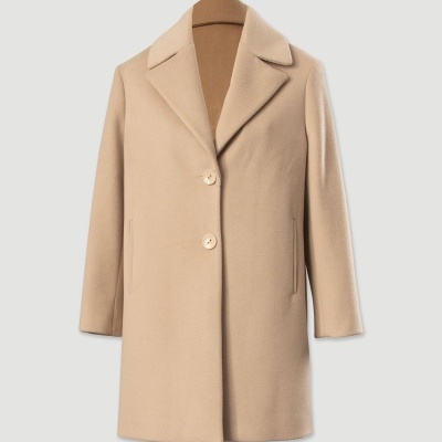 Casaco bege com botões e gola de lapela