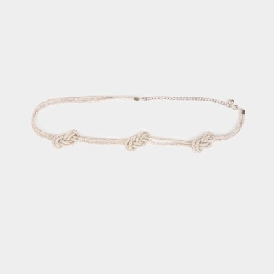 Colar prateado com três nós e fecho ajustável sobre fundo branco