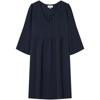 Vestido azul escuro com decote em V e mangas 3/4