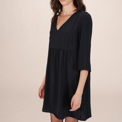 Vestido feminino preto com decote em V e mangas 3/4