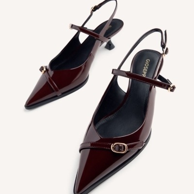 Sapatos de salto médio castanhos em verniz com tiras finas e fivelas douradas