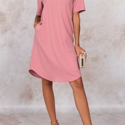 Vestido rosa claro com decote em V e sandálias douradas