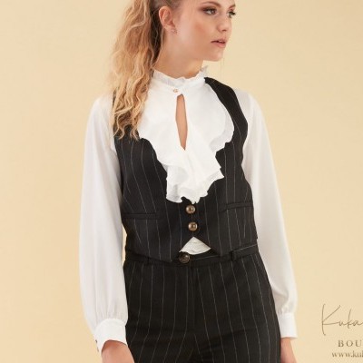 Mulher vestindo conjunto feminino com camisa branca e colete preto risca de giz