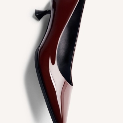 Sapato feminino de salto baixo em verniz castanho escuro com interior preto