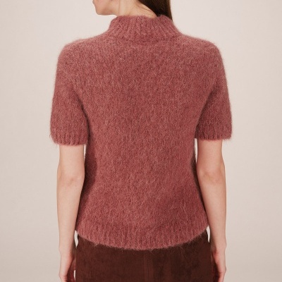 Camisola de malha rosa escuro de manga curta vista de costas