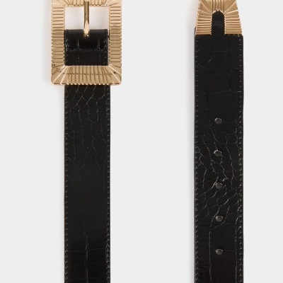 Cinto preto textura pele crocodilo com fivela dourada quadrada ranhuras