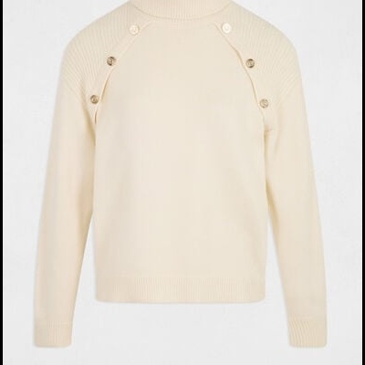Camisola creme de malha com gola alta e botões decorativos