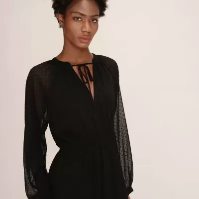 Vestido preto feminino com pontos e mangas transparentes