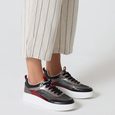 Sapatilhas castanhas metalizadas com sola branca e detalhes vermelhos