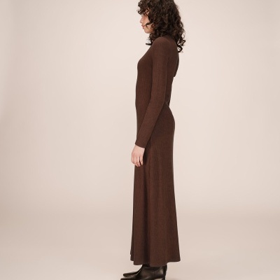 Vestido comprido castanho de malha canelada com manga comprida e gola alta