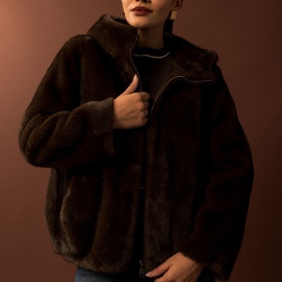 Casaco de pelo sintético castanho escuro com fecho de correr