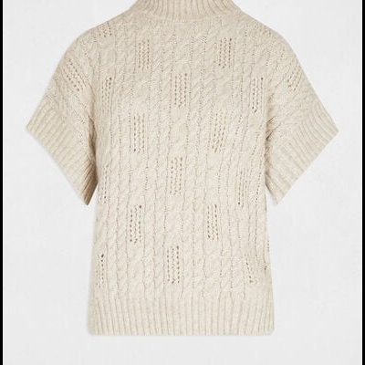 Camisola bege clara de malha com gola alta e mangas curtas