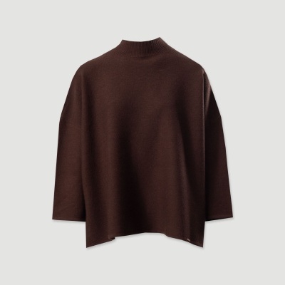 Camisola de malha castanha escura com gola alta e corte largo