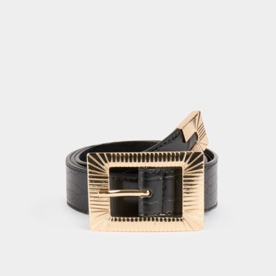 Cinto preto de pele com fivela dourada retangular