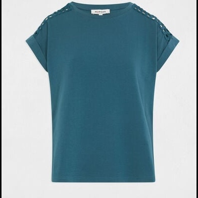 T-shirt azul petróleo com detalhe de trança nas ombreiras