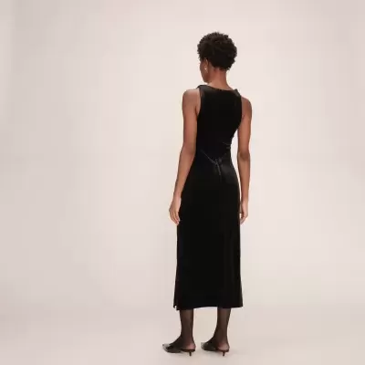 Vestido preto comprido de veludo visto de costas