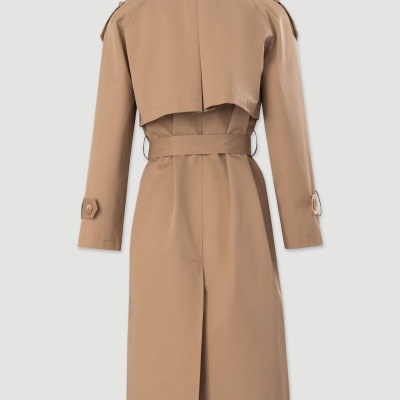 Casaco trench coat bege comprido com cinto e botões nas mangas