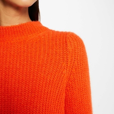 Camisola laranja de malha grossa com decote redondo