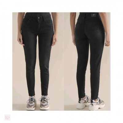 Calças de ganga pretas ajustadas em modelo, vista frontal e traseira