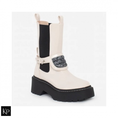 Bota branca com sola preta e bolsinho brilhante prateado