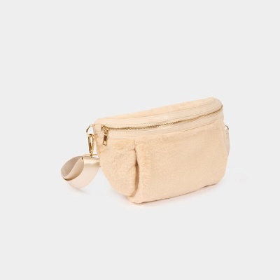 Bolsa tipo cinto bege com textura de pelo e fecho dourado