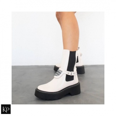 Botins femininos brancos com sola preta grossa e detalhe prateado