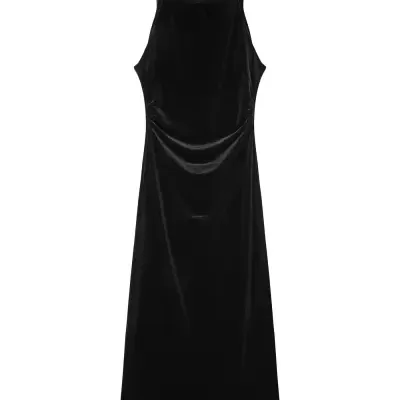 Vestido preto longo em veludo, sem mangas, com franzidos laterais e decote redondo