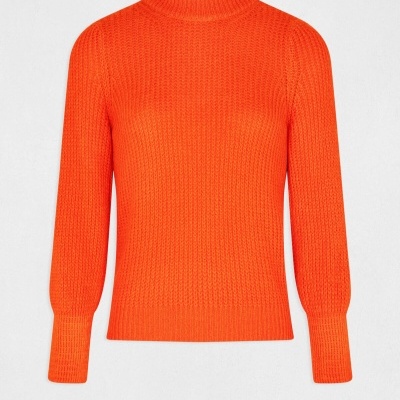 Camisola de malha laranja com gola alta e mangas compridas