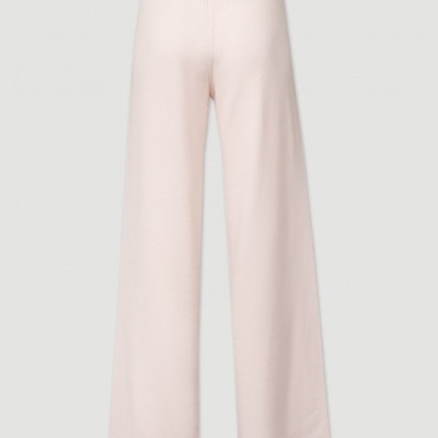 Calças largas cor rosa claro em fundo cinza