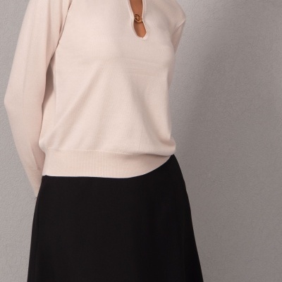 Blusa bege clara com detalhe de argola dourada no decote e saia preta