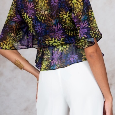 Blusa feminina transparente floral colorida com calças brancas