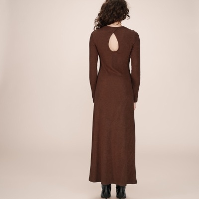 Vestido comprido castanho de tecido canelado com recorte em gota nas costas