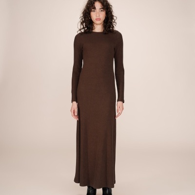 Vestido longo de malha castanha com mangas compridas e decote redondo