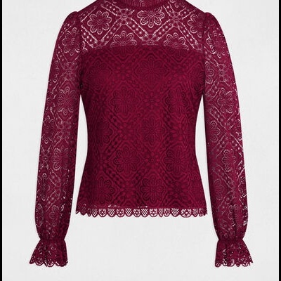 Blusa feminina bordô de renda com padrão floral e geométrico e gola alta