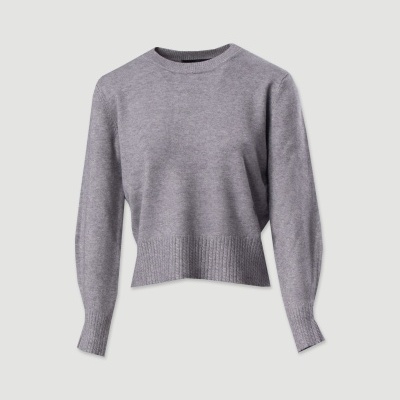 Camisola cinza de malha com decote redondo e mangas compridas