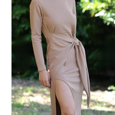 Vestido comprido castanho claro com manga comprida, detalhe de argola metálica e fenda lateral