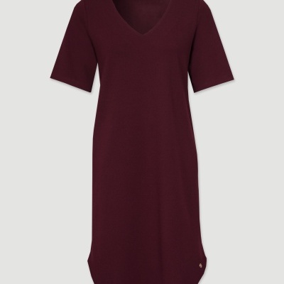 Vestido bordô de malha com decote V e mangas curtas