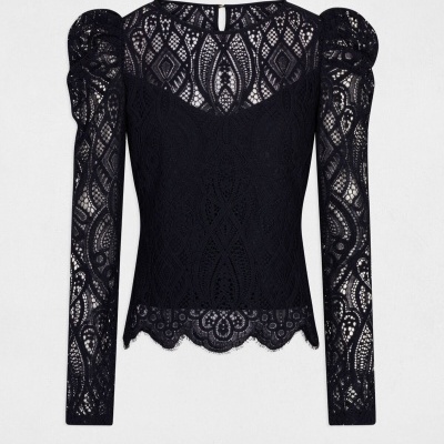 Blusa preta de renda com padrão geométrico e floral e mangas compridas.
