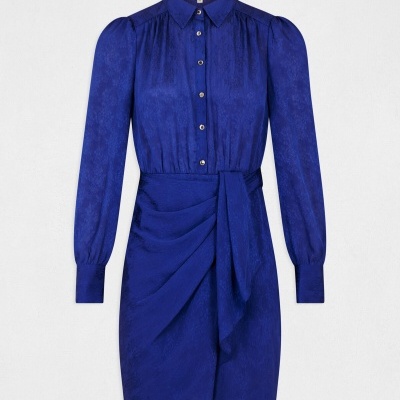 Vestido azul royal com padrão jacquard e detalhe drapeado na saia