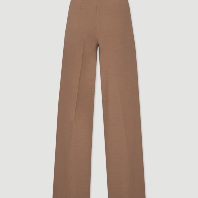 Calças castanho claro de corte recto em fundo cinzento claro