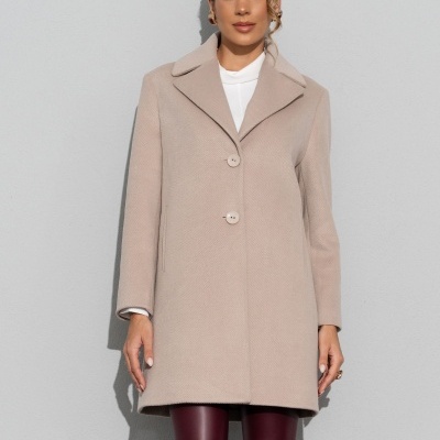 Mulher de casaco bege com botões e leggings bordeaux