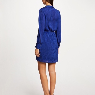 Vestido curto azul royal com padrão jacquard e mangas compridas visto de costas